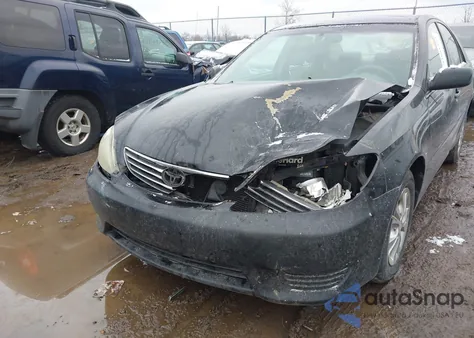 2005 Toyota Camry Le V6 z USA, uszkodzony, nr VIN 4T1BF32KX5U108516